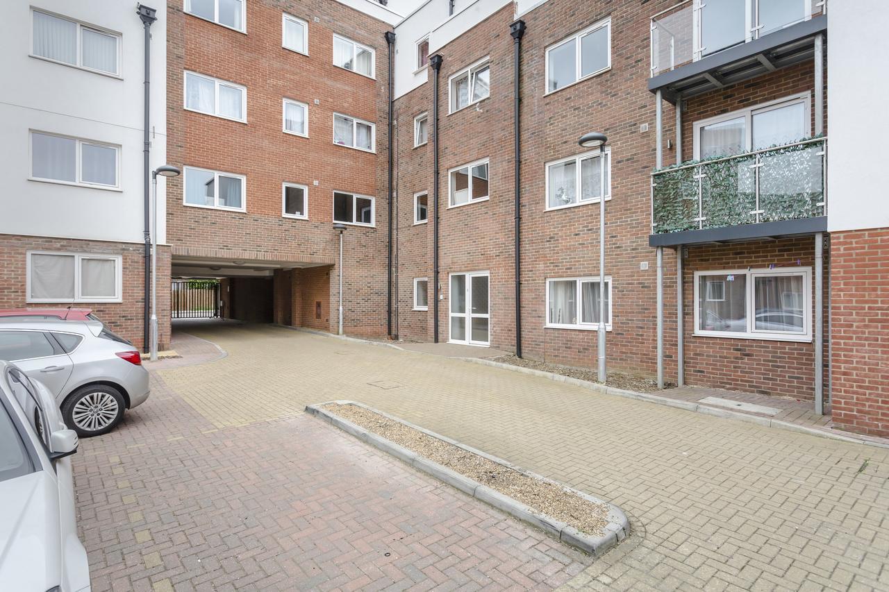 1 Bed Apt Sleeps 4 Luton  Esterno foto